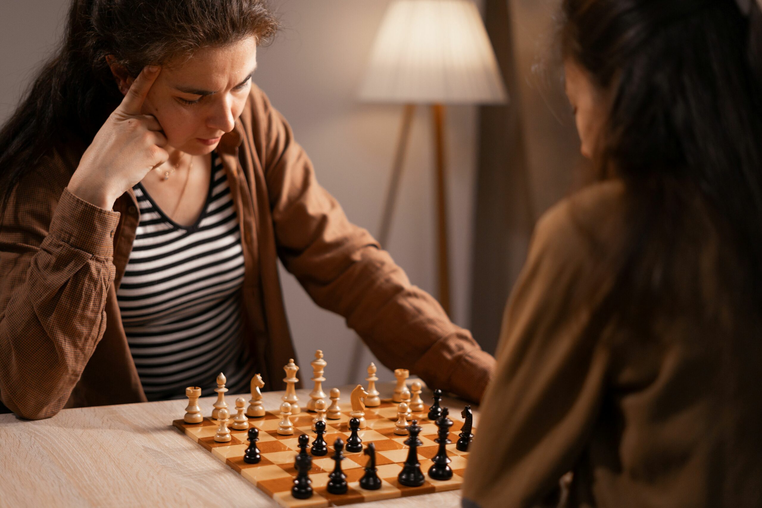 Twee vrouwen schaken